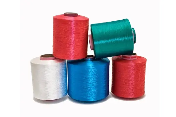 What is the difference between monofilament and multifilament yarn?